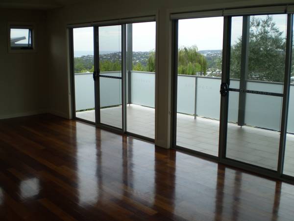 STUNNING 'NEAR NEW' 4 BEDROOM HOME WITH GREAT VIEWS Picture 1