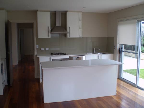 STUNNING 'NEAR NEW' 4 BEDROOM HOME WITH GREAT VIEWS Picture 2