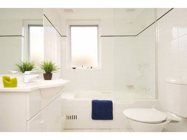 BRIGHT, QUIET AND STYLISH, RENOVATED 1 BEDROOM SECURITY APARTMENT Picture 2