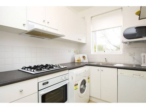 BRIGHT, QUIET AND STYLISH, RENOVATED 1 BEDROOM SECURITY APARTMENT Picture 1