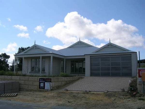 BRAND NEW FAMILY HOME WITH HUGE BACKYARD Picture 1