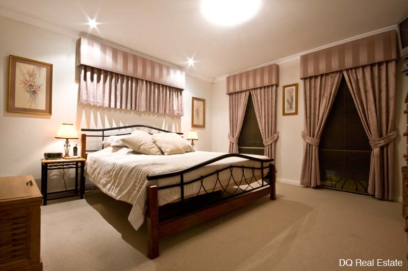 MOVE RIGHT INTO THIS STUNNING FAMILY HOME WITH SPARKLING POOL Picture 3