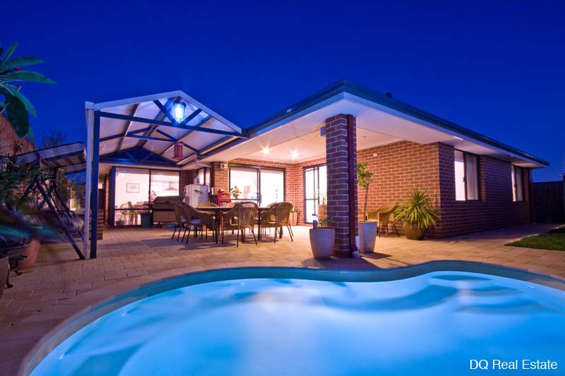 MOVE RIGHT INTO THIS STUNNING FAMILY HOME WITH SPARKLING POOL Picture 1