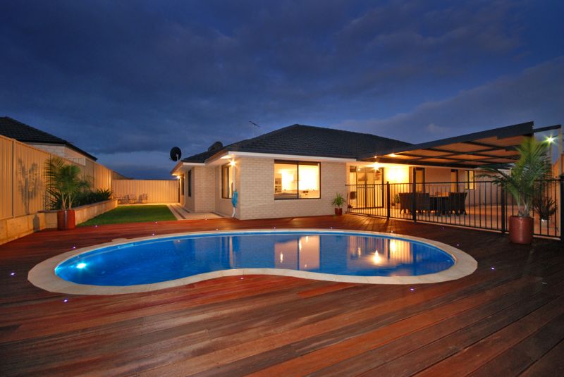 STYLISH FAMILY HOME WITH A SPARKLING BELOW GROUND POOL Picture 2