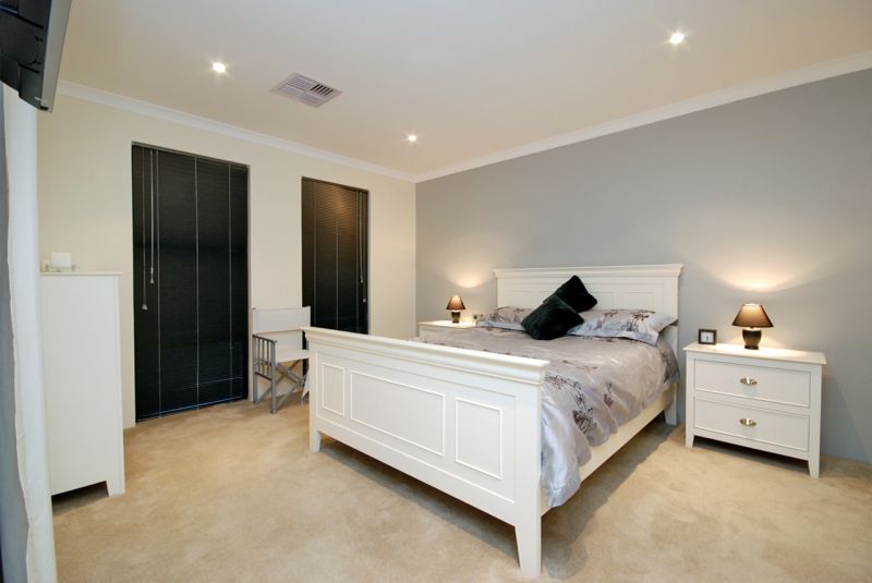 STYLISH FAMILY HOME WITH A SPARKLING BELOW GROUND POOL Picture 3