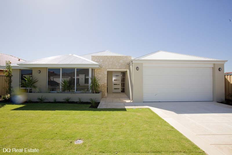 SPOIL YOURSELF WITH THIS CLASSY BRAND NEW HOME...READY TO MOVE IN!!! Picture 2