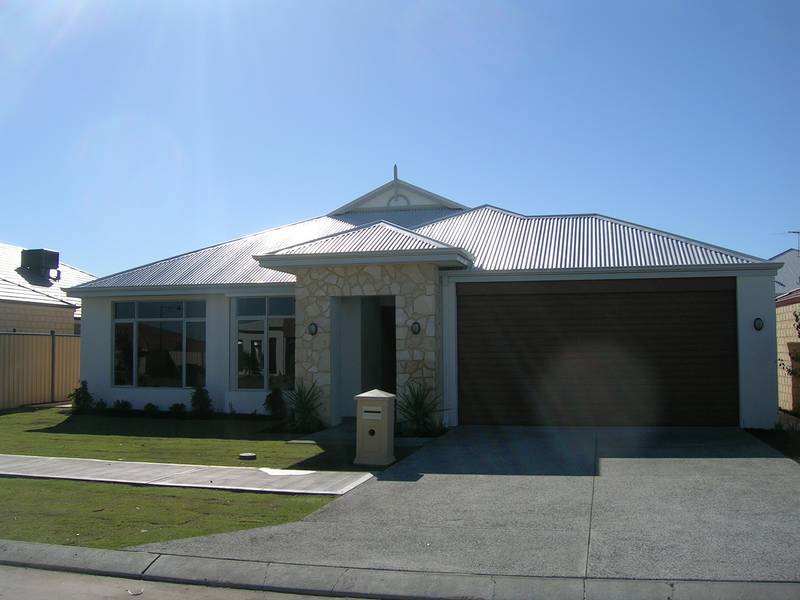 LIGHT, BRIGHT AND CONTEMORARY BRAND NEW HOME....READY TO MOVE IN. Picture 1