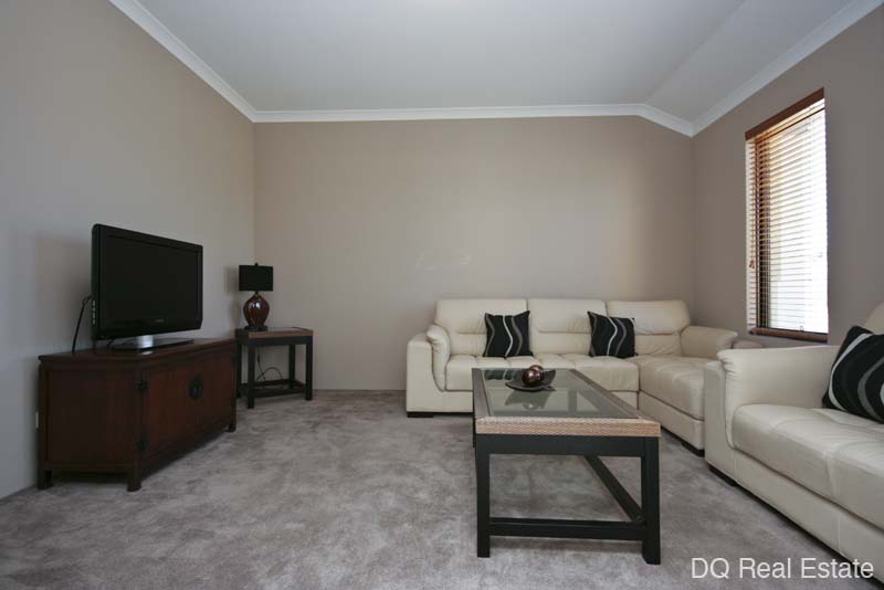 BRIGHT, MODERN & PERFECTLY LOCATED! Picture 3