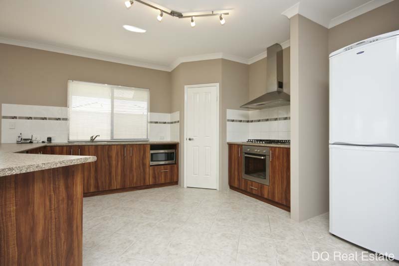 BRIGHT, MODERN & PERFECTLY LOCATED! Picture 2