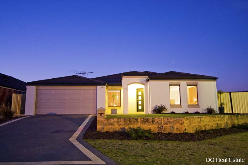 SPACIOUS HOME WITH A SPARKLING BELOW GROUND POOL! Picture 2