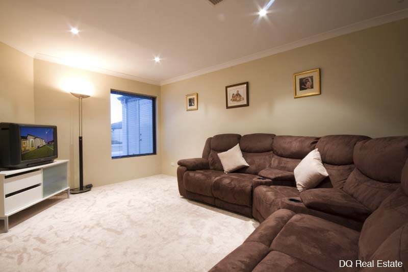 SPACIOUS HOME WITH A SPARKLING BELOW GROUND POOL! Picture 3