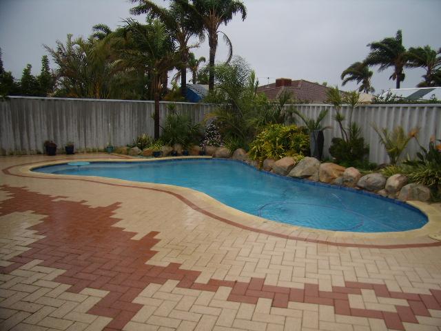 Relax & Enjoy your weekends - Lawn & Pool care included in the rent. Picture 2