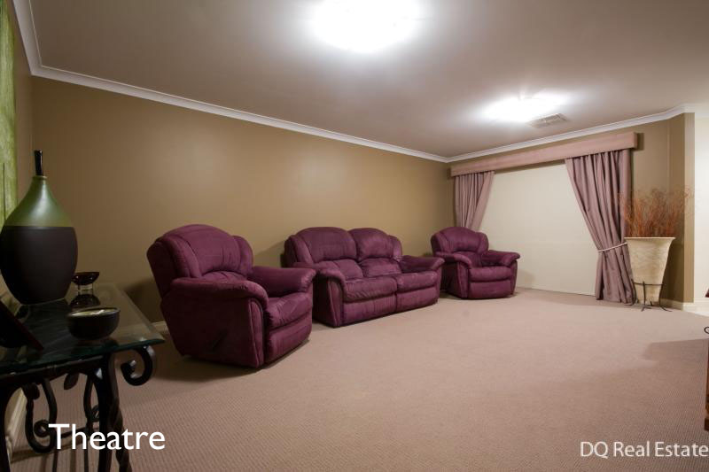 STUNNING FAMILY HOME IN CUL-DE-SAC LOCATION!! Picture 1