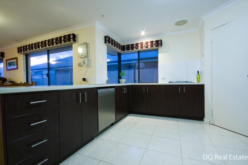 STUNNING FAMILY HOME IN CUL-DE-SAC LOCATION!! Picture 2