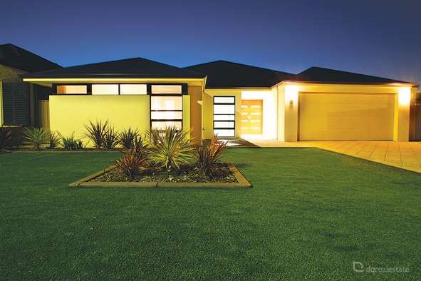 DESIGNER FAMILY HOME CLOSE TO ALL AMENITIES Picture 1