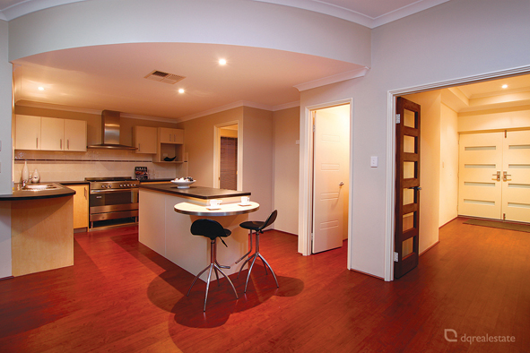 DESIGNER FAMILY HOME CLOSE TO ALL AMENITIES Picture 2