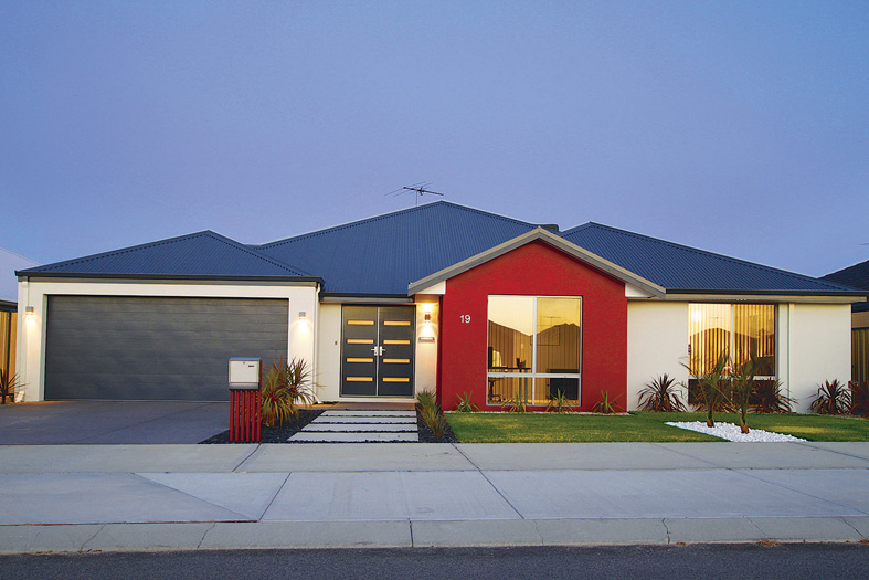 DESIGNER FAMILY HOME WITH SPARKLING POOL Picture 1