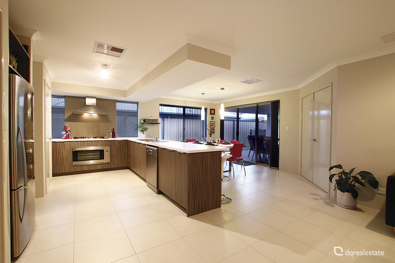 DESIGNER FAMILY HOME WITH SPARKLING POOL Picture 2