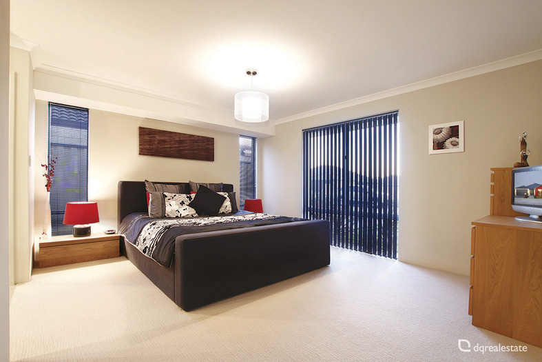 DESIGNER FAMILY HOME WITH SPARKLING POOL Picture 3