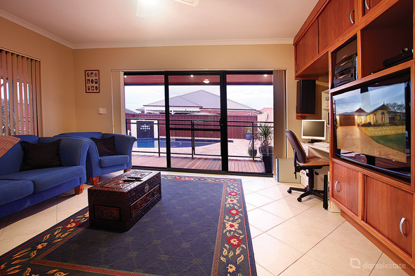 SPLASH INTO SUMMER!! PERFECT FAMILY HOME! Picture 2