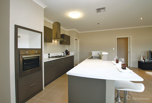 NEST OR INVEST ACROSS FROM THE PARK - UNDER OFFER Picture 2