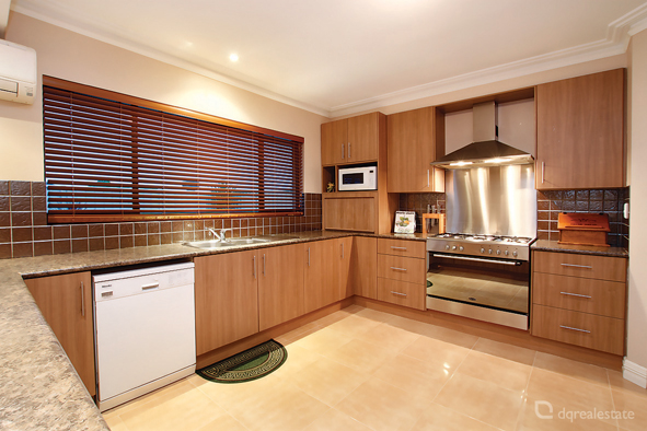 DYNAMIC FAMILY FRIENDLY DESIGN WITH ALL THE TRIMMINGS! Picture 2