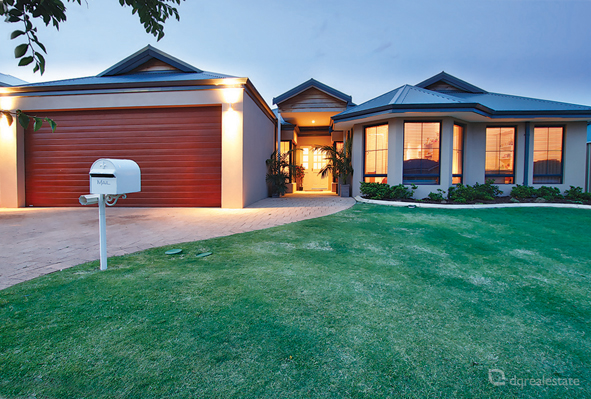 DYNAMIC FAMILY FRIENDLY DESIGN WITH ALL THE TRIMMINGS! Picture 1