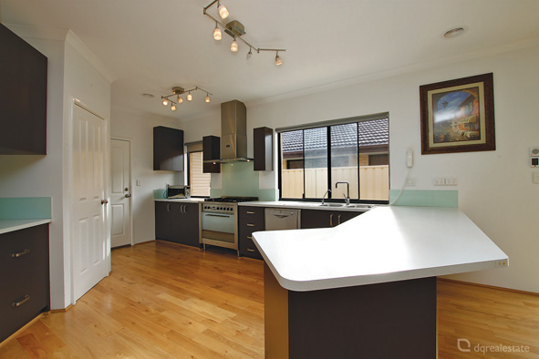 SECOND CHANCE! STYLISH FAMILY HOME WITH SPARKLING POOL Picture 3