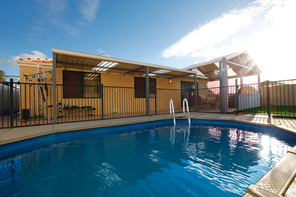 SECOND CHANCE! STYLISH FAMILY HOME WITH SPARKLING POOL Picture 1