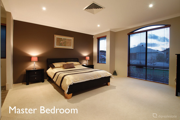 DISPLAY HOME PRESENTATION WITH SPARKLING POOL Picture 3