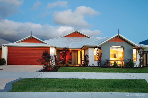 DISPLAY HOME PRESENTATION WITH SPARKLING POOL Picture 2