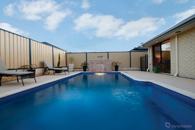 DISPLAY HOME PRESENTATION WITH SPARKLING POOL Picture