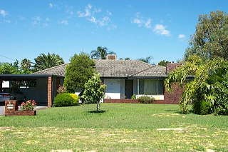 Three Bedroom Property with A Swimming Pool Picture 1