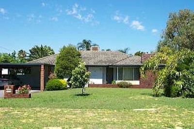 Three Bedroom Property with A Swimming Pool Picture Three Bedroom Property with A Swimming Pool Picture