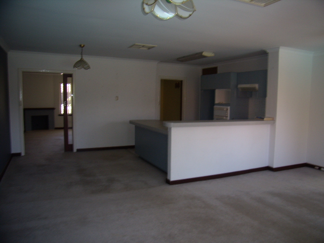 Three Bedroom Property with A Swimming Pool Picture 2