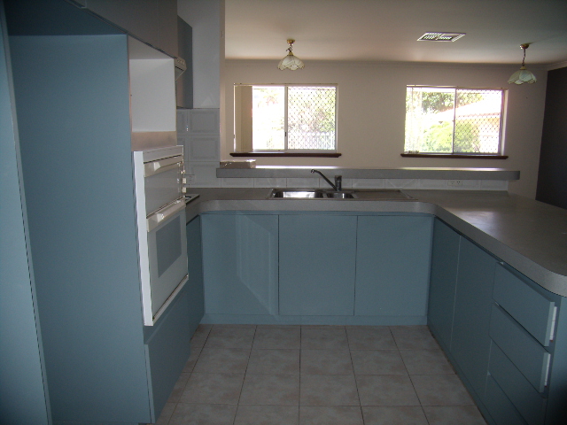 Three Bedroom Property with A Swimming Pool Picture 3