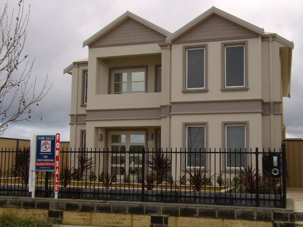 DRESS CIRCLE LOCATION WITHOUT THE PRICE! Picture 1