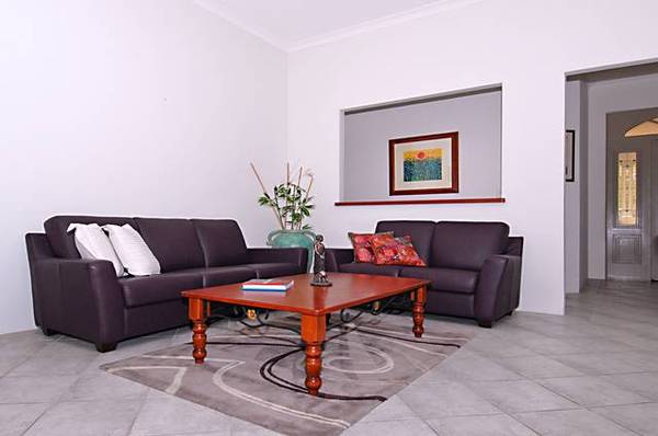 RIGHT AS RAIN! - UNQUESTIONABLE PARKWOOD AVENUE
RARITY! Picture 3