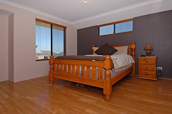 Huge Family Home, Room for a Pool! Picture 2