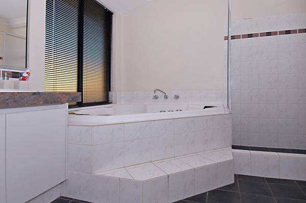 Huge Family Home, Room for a Pool! Picture 3