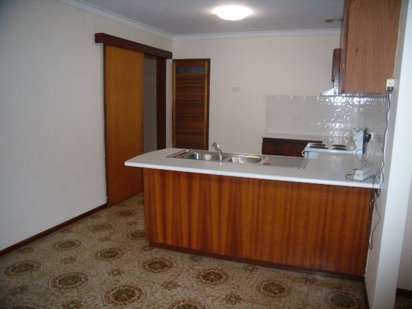 CLOSE TO SHOPS AND TRANSPORT Picture 2