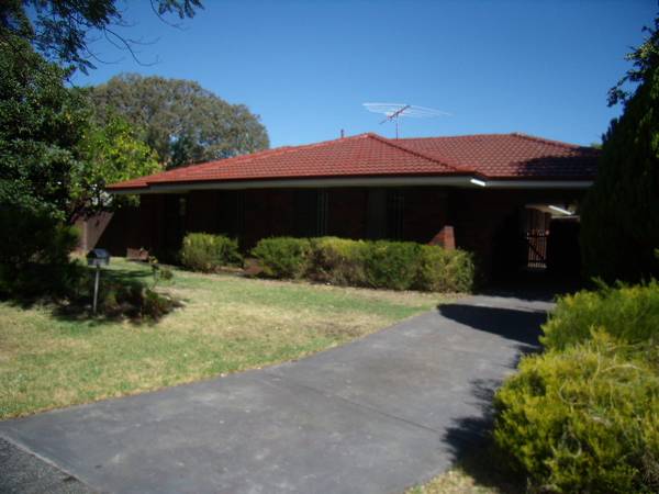 CLOSE TO SHOPS AND TRANSPORT Picture 1