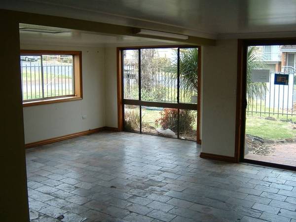 No. 8171 - MULTI TENANCY PROPERTY WITH RE-DEVELOPMENT POTENTIAL Picture 3