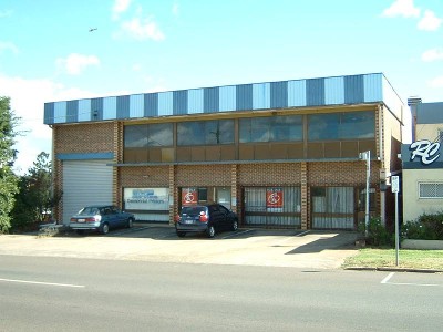 9044 - LANDMARK BUILDING IN NEIL STREET Picture