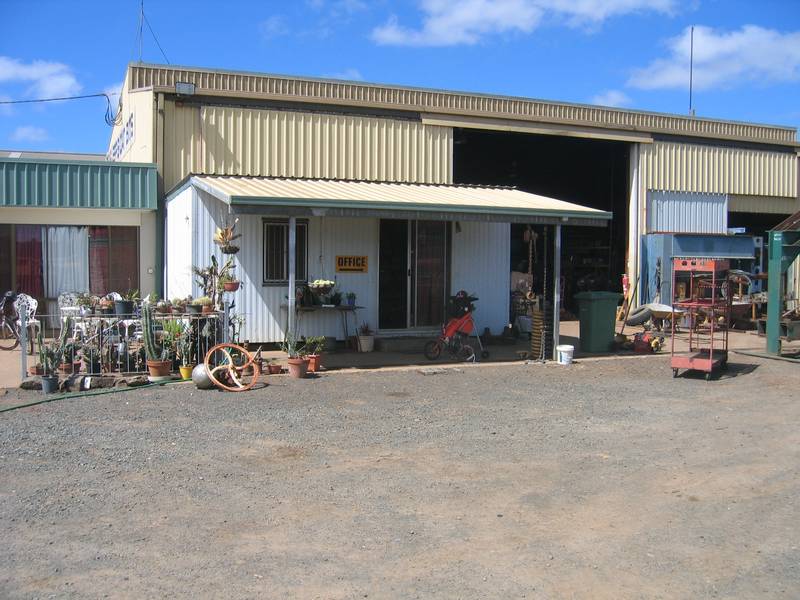 9003 - LIGHT / MEDIUM INDUSTRIAL FREEHOLD + 3 BED RESIDENCE Picture 3