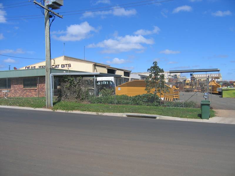 9003 - LIGHT / MEDIUM INDUSTRIAL FREEHOLD + 3 BED RESIDENCE Picture 1