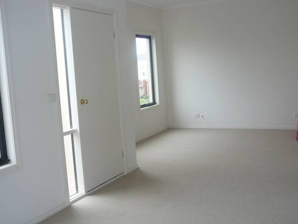 Available Now (RO1) - Melway 206 B2 Picture 3