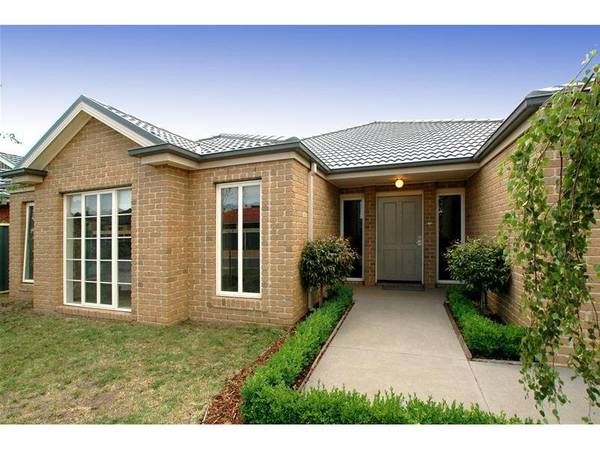 LET THIS HOME DAZZLE YOU! Picture 2