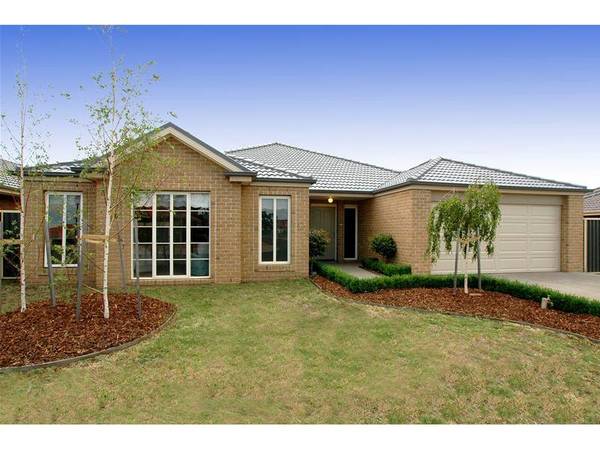 LET THIS HOME DAZZLE YOU! Picture 1