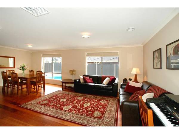 LET THIS HOME DAZZLE YOU! Picture 3